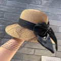Elegante dames zomer strohoed met zwarte strik en netsluier voor zonbescherming op reis. - M (56-58cm) / Khaki
