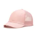Primo piano del cappellino da baseball in rete rosa con tesa corta, tessuto traspirante e cuciture fini. - Regolabile / Semi-Rete Rosa