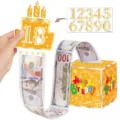 Caja de regalo de dinero de cumpleaños con adorno de tarta y rollo de billetes para fiesta. - Amarillo