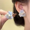 Nahaufnahme der Urlaubsstil-Dopamin-Farbverlauf-Blumenohrringe mit einem sehr süßen Detail-Design. - Ohrclip-Stil / Blau