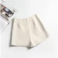 Primo piano di pantaloncini beige a vita alta con vestibilità ampia a trapezio - XS / Pantaloni e gonne / Albicocca