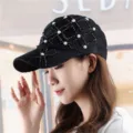 Vue rapprochée du bonnet en tricot noir avec strass et perles, détail élégant. - Noir style losange avec perles artificielles