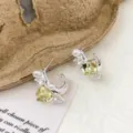 Nahaufnahme koreanischer quadratischer Kristall-Perlen-Ohrringe mit glitzernden Zirkonen. - Gelb