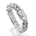 Nahaufnahme des massiven Edelstahl Cuban Link Armbands, zeigt den sicheren Metallverschluss. - 16mmx22cm / Stahlfarben