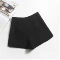 Vista dettagliata di pantaloncini neri da donna a vita alta con taglio svasato a A - XS / Pantaloni e gonne / Nero