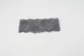 Nahaufnahme des grauen elastischen Spitzenstirnbandes mit feiner Blumenmusterstruktur. - Grau