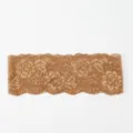 Detailaufnahme der eleganten braunen elastischen Spitzenborte mit filigranem Blumenmuster. - Bernstein