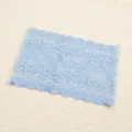 Gedetailleerd overzicht van brede blauwe kant haarband, elegant elastisch haaraccessoire. - Hemelsblauw