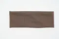 Dettaglio in primo piano della fascia a costine marrone, consistenza morbida e maglia. - Khaki scuro