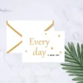 Weisse Grußkarte mit elegantem Goldfolientext und Umschlagvariante für Geschenke. - Jeder Tag Ist Ein Toller Start / Inklusive Umschlag