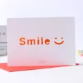 Tarjeta de felicitación con sobre rojo, ideal para San Valentín, cumpleaños y días festivos. - Sonrisa