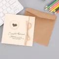 Set de tarjeta de felicitación vintage con sobre de kraft, dije de corazón de metal y lazo de yute. - Corazón (319#爱心)