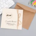 Tarjeta de felicitación vintage con sobre kraft, lazo de yute y dije de amor de metal - LOVE (319#LOVE)