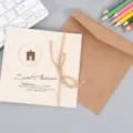 Tarjeta de felicitación vintage con colgante de arco metálico y sobre kraft para cumpleaños. - Puerta (319#门厅)