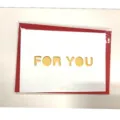 Tarjeta de felicitación hueca de San Valentín con sobre rojo y texto dorado FOR YOU. - Para ti