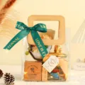 Bolso de regalo de PVC transparente con ramo de flores cinta verde y juego de velas perfumadas. - S / Bolsa Transparente con Asa Dorada + Cinta de Letras Verdes