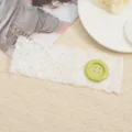 Modieuze kanten haarband met grote groene knop elastische haaraccessoire voor vrouwen - Wit + Lichtgroen Haar