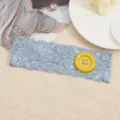 Blauwe kanten haarband met een grote gele knop, elastisch haaraccessoire voor dagelijks gebruik. - Lichtblauw en Geel