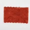 Detailweergave van de brede elastische kanten hoofdband met ingewikkeld bloemdessin - Rood