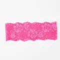 Nahaufnahme des pinken elastischen Spitzenbandes mit filigranem Blumenmuster und welligem Rand. - Dunkelrosa