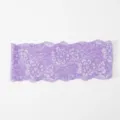 Nahaufnahme von lila elastischer Blumenspitze mit feinem durchbrochenem Blumenmuster. - Lavendel