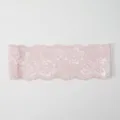 Nahaufnahme des eleganten rosa elastischen Spitzen-Haarbands mit zartem Blumen-Hohlmuster. - Rosa