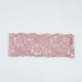 Vue détaillée de la bordure en dentelle élastique rose avec motif floral et texture délicate. - Rose Lotus
