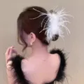 Elegant white ostrich feather hair claw clip for women, chic updo shark clip hair accessory. - 11cm / White