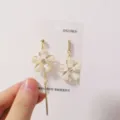 Asymmetrische Blumen Quaste Ohrringe mit S925 Silber Nadeln, elegantes Design für Damen. - Kristallweiß