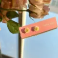 Verlauf Kamelie Blumen Ohrstecker für Damen, süßes Nischen-Design minimalistischer Schmuck. - Gelb