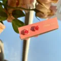 Rosa Farbverlauf Kamelie Ohrstecker, zartes Blumen Design, süßer frischer Ohrschmuck Detail. - Dunkelrosa
