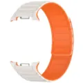 Vue rapprochée détaillée de l'extérieur blanc et de l'intérieur orange du bracelet. - Samsung Watch 8 / Lumière stellaire + Orange