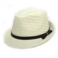 Vue détaillée du chapeau fedora en paille tissée, avec lanière en cuir et rivet métallique. - M (56-58cm) / Crème