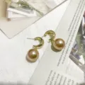 Elegante goldene C-Form Perlen Ohrringe mit glänzenden Anhängern für stilvolle Anlässe. - C-förmige Champagnerperle