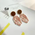 Geometrische Acryl-Ohrringe Variante mit braun-weißem Zebramuster Stecker und Display. - Zebra Streifen Geometrischer Stil