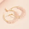 Superbes boucles d'oreilles créoles en cristal doré, vue de détail parfaite élégante. - Rose Cristal