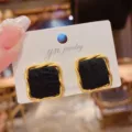 Schwarze und goldene quadratische Ohrstecker mit S925 Silber Nadel, schick und retro. - Stoffmodell Schwarz