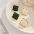 Vintage quadratische Knopfohrringe mit goldenem Twistrand, in grüner und weißer Farbvariante. - Stoffmodell Grün