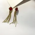 Elegante lange Quasten Ohrringe in Gold mit rotem Kristall und Strass für Damen Schmuck. - Rot