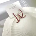Minimalistische C-förmige Creolen für Damen mit 925er Silberstift, schickes rot-goldenes Design. - Chinesisch rote Emaille