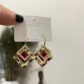 Schicke geometrische rote Kristall Ohrringe mit funkelnden Strasssteinen und 925er Silber Nadel. - Rot