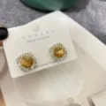 Viereckige Strass Ohrstecker mit gelbem Zirkonia und 925er Silberstift für Damen. - Gelb