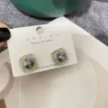 Quadratische Strass-Ohrstecker, minimalistische zierliche Zirkonia Ohrringe für Damen. - Grau