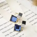 Filigrane geometrische Rhombus Kristall Strass Ohrringe, Detailansicht elegantes Schmuckstück. - Blau