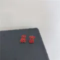 Chique asymmetrische rode strass oorknopjes met trendy Chinees karakterontwerp. - Onmiddellijke Rijkdom Rood