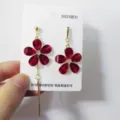 Asymmetrische rote Blumen Quasten Ohrringe mit S925 Silber Nadel, elegante Damen Schmuck. - Kristallrot