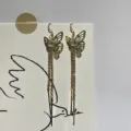 Goldene Schmetterling lange Quaste Ohrringe mit funkelnden Strasssteinen fuer elegante Damen. - Schmetterlingsstäbe