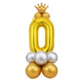 Vue détaillée du ballon en aluminium chiffre 0 doré avec couronne et ballons en latex. - Colonne de ballons chiffre doré 32" 0