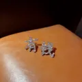 Strass Chinesische Schriftzeichen Ohrstecker Trendige Asymmetrische Modeschmuck Damen - „Reich“-Motiv mit weißen Strasssteinen