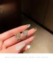Exquisite Strass besetzte asymmetrische chinesische Zeichen Ohrringe, trendiger Schmuck. - „Gesundheit“-Motiv mit weißen Strasssteinen